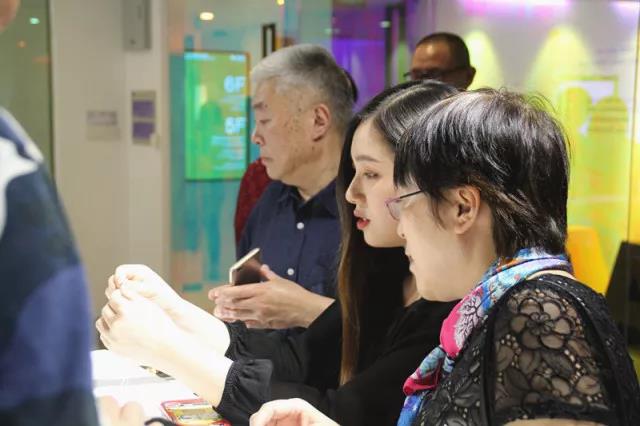 “小設計師”為觀眾講述作品背后的故事