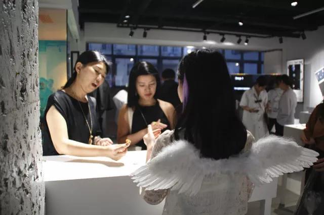 “小設計師”為觀眾講述作品背后的故事