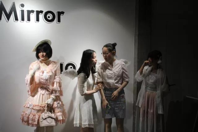 開幕式的高潮出現在了“現場最佳著裝獎”的評選