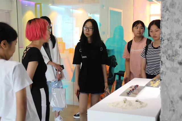 同學們對展覽作品 提出自己的問題