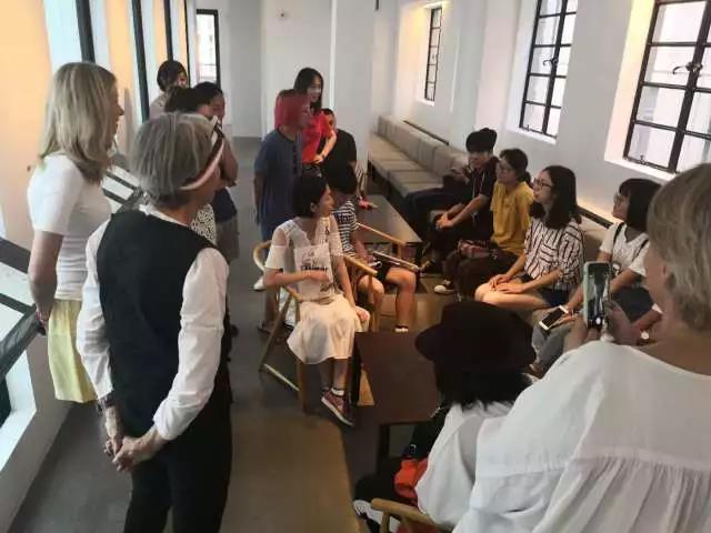 遇上了來自法國巴黎從事服裝行業的觀眾，大家一起愉快地聊天