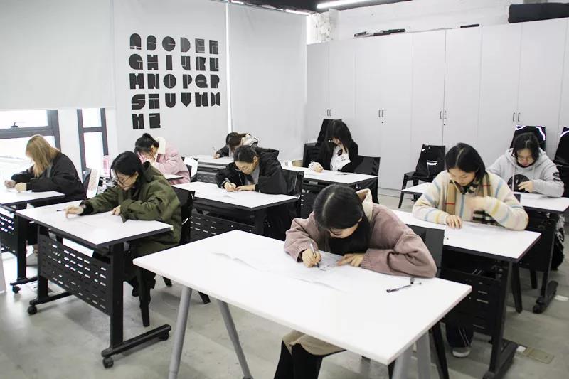 10: 30  英語筆試正式開始