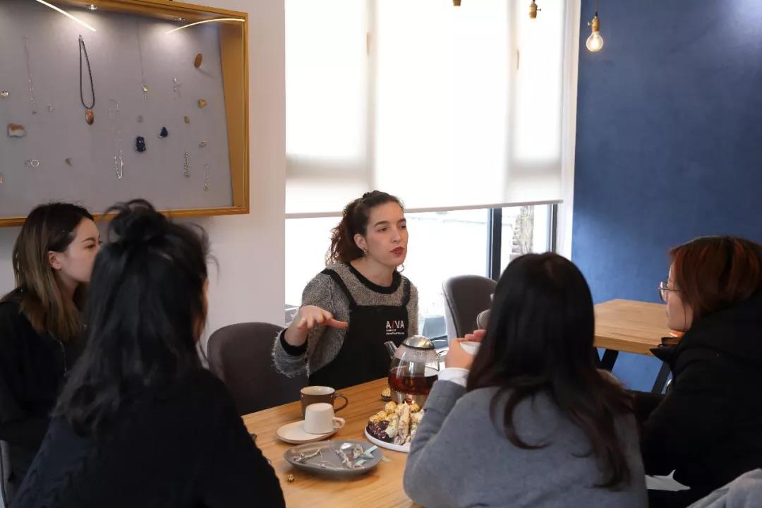 由智利/意大利首飾藝術(shù)家Maria Ignacia Walker主持的砂鑄首飾工坊