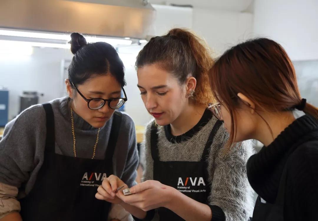 從模子里取出的半成品，還需要挫修及打磨