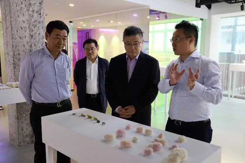 陸曉棟書記聆聽學生作品背后的故事