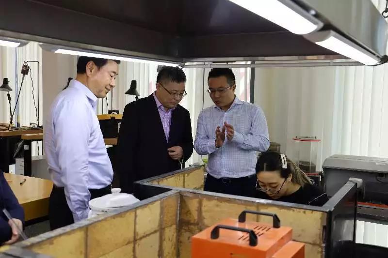 書記與領導參觀學校英國標準首飾工作室