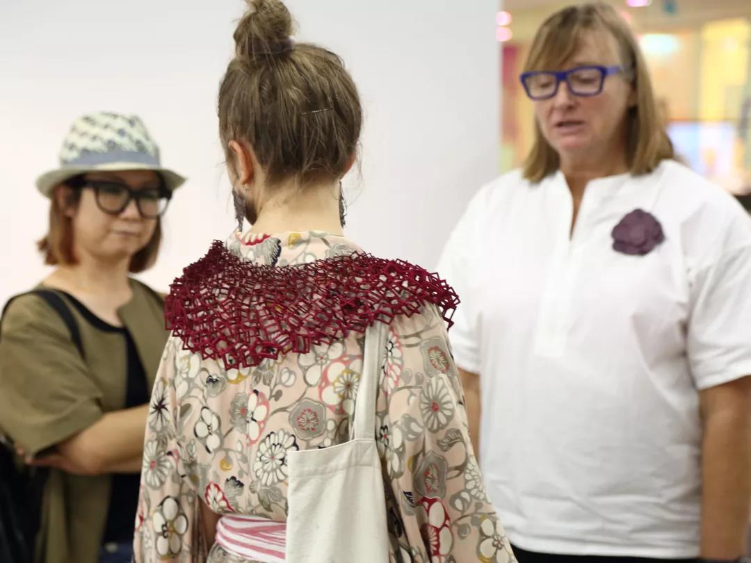 觀眾試戴Bin的首飾