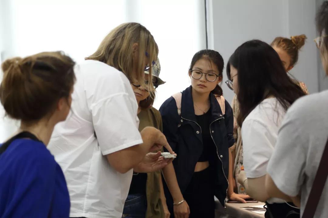 觀眾試戴Bin的首飾