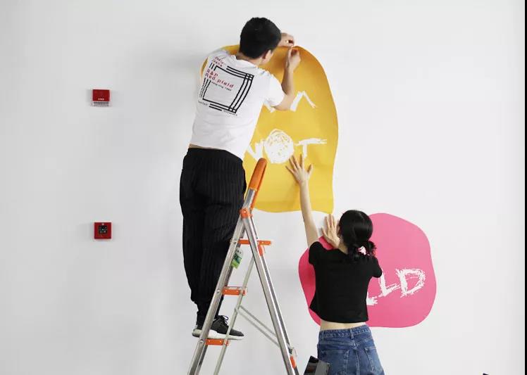 正在進行最后布展的同學老師們