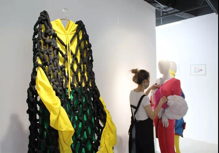 正在進行最后布展的同學老師們