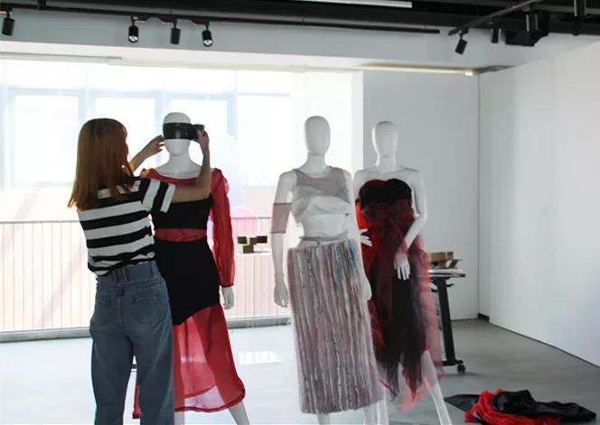 正在進行最后布展的同學老師們