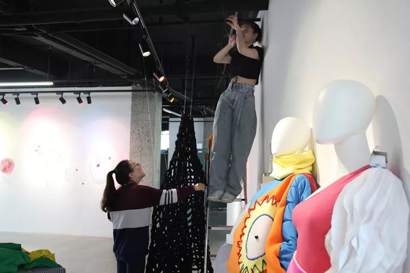 正在進行最后布展的同學老師們