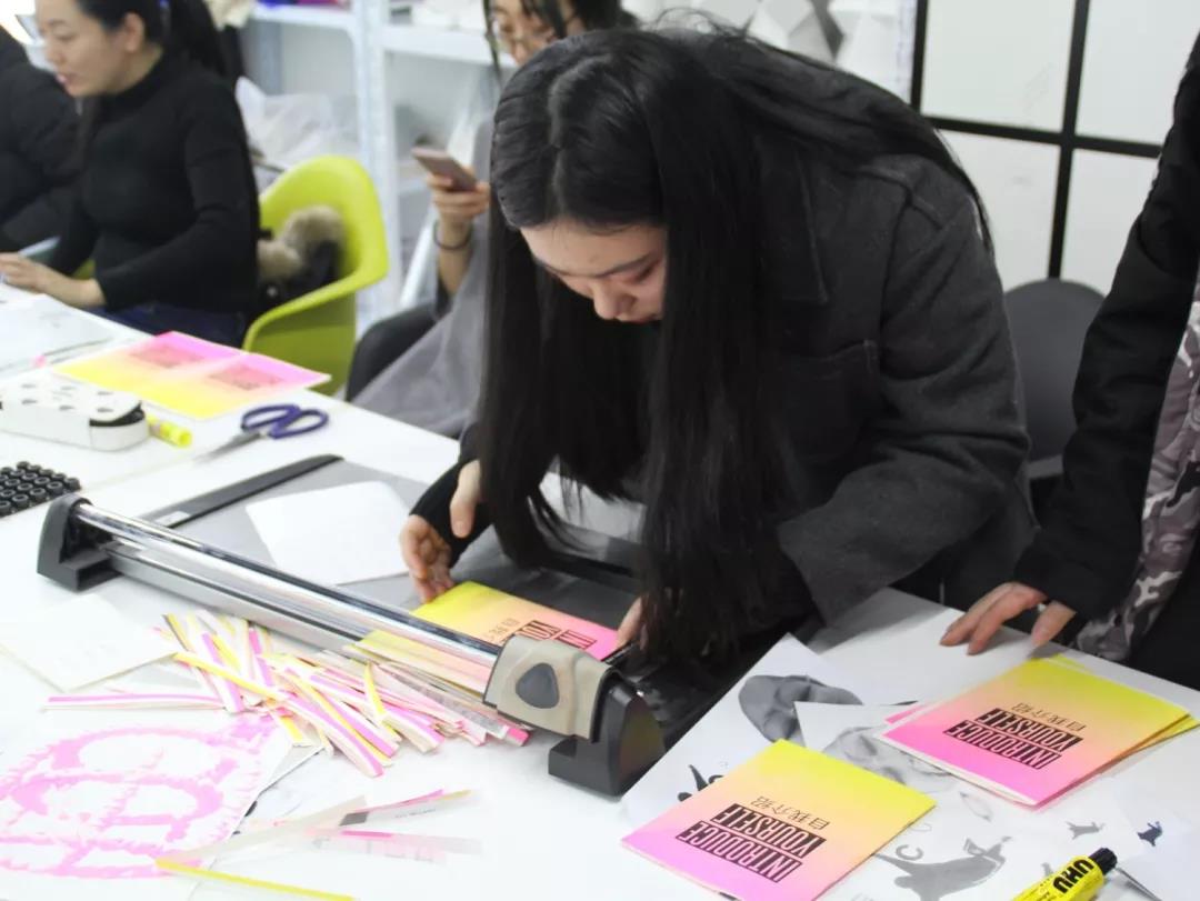 駐場(chǎng)藝術(shù)家Etta帶來(lái)Riso工作坊