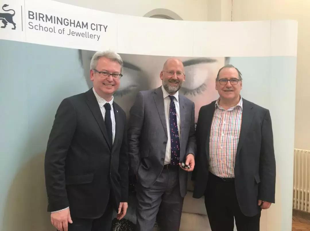 珠寶學院院長Stephen Bottomley與課程主管合影
