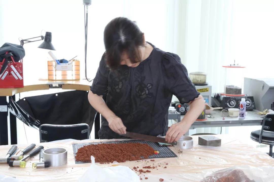 冷女士正在制作砂鑄模具