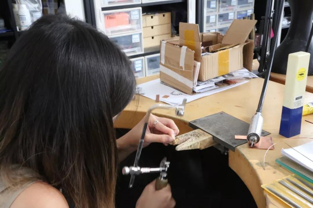 兩位正式學員正在鉅銼自己鑄造出的物件