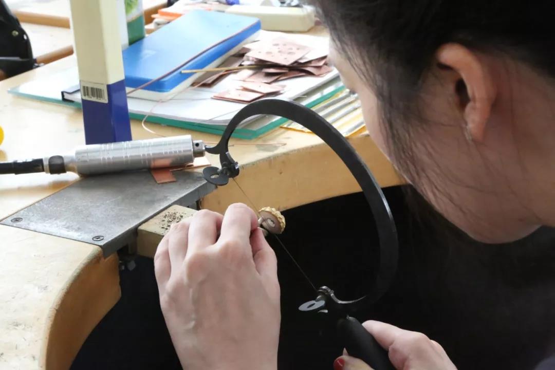 兩位正式學員正在鉅銼自己鑄造出的物件