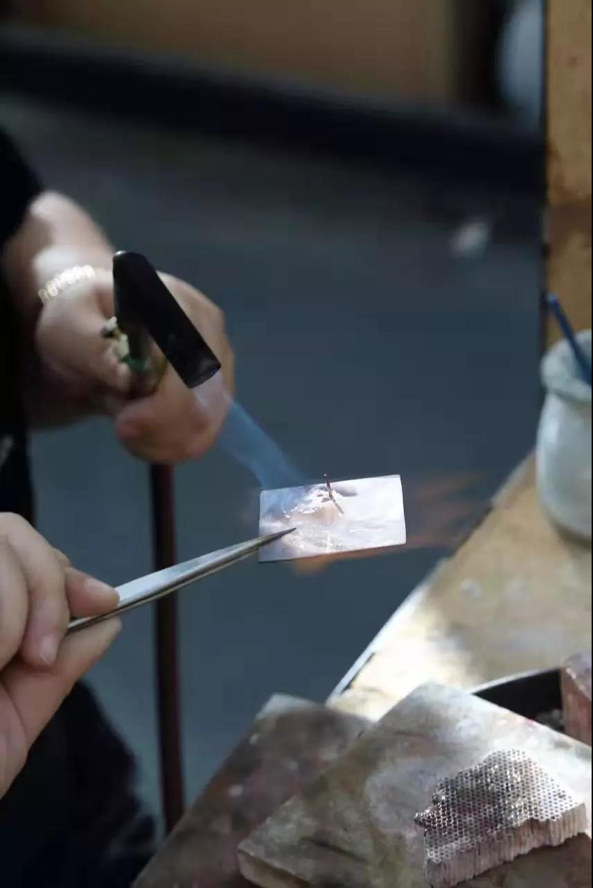 切鋸、銼磨、鉆孔、焊接