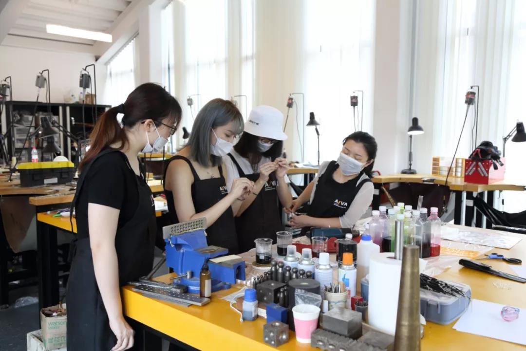亞克力暈染首飾工坊現(xiàn)場