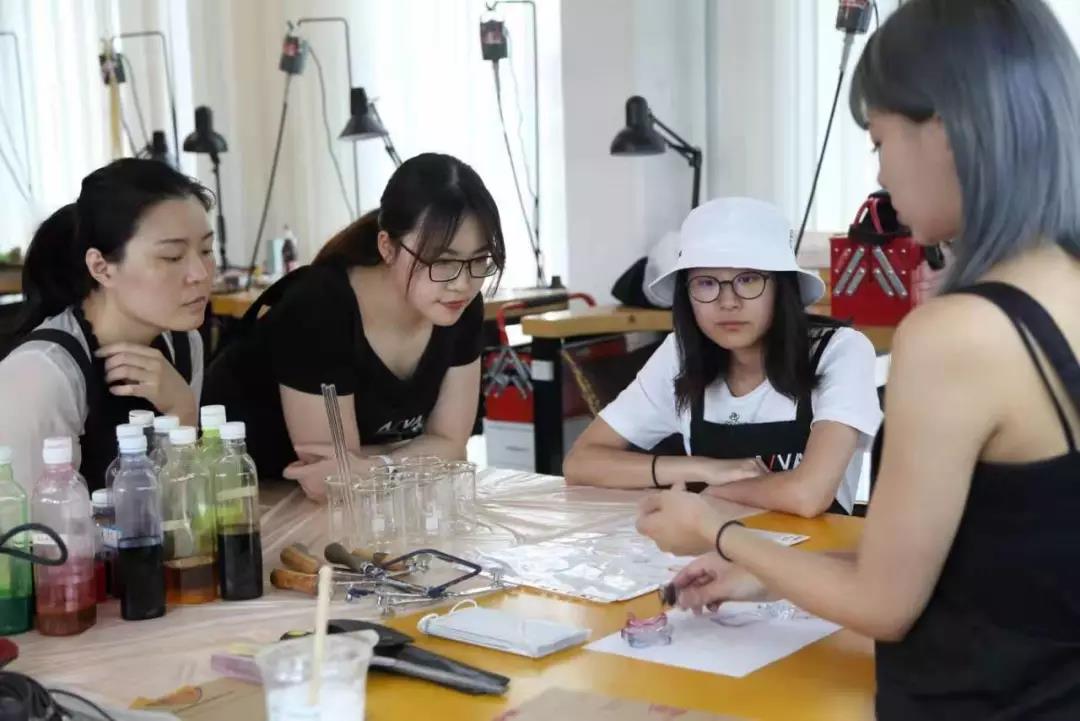 亞克力暈染首飾工坊現(xiàn)場