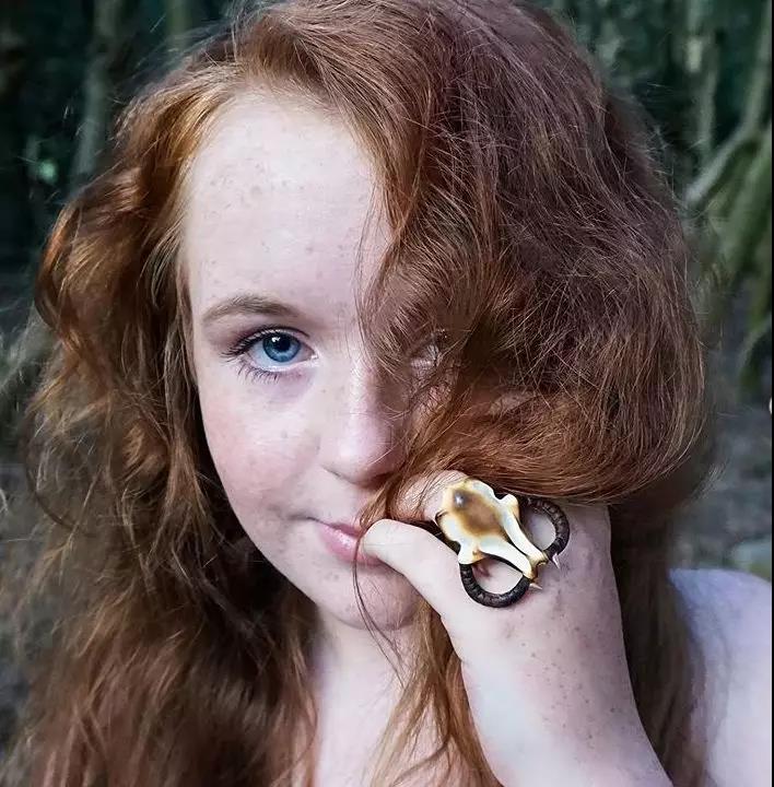 呈現(xiàn)出一種詭秘般的氛圍