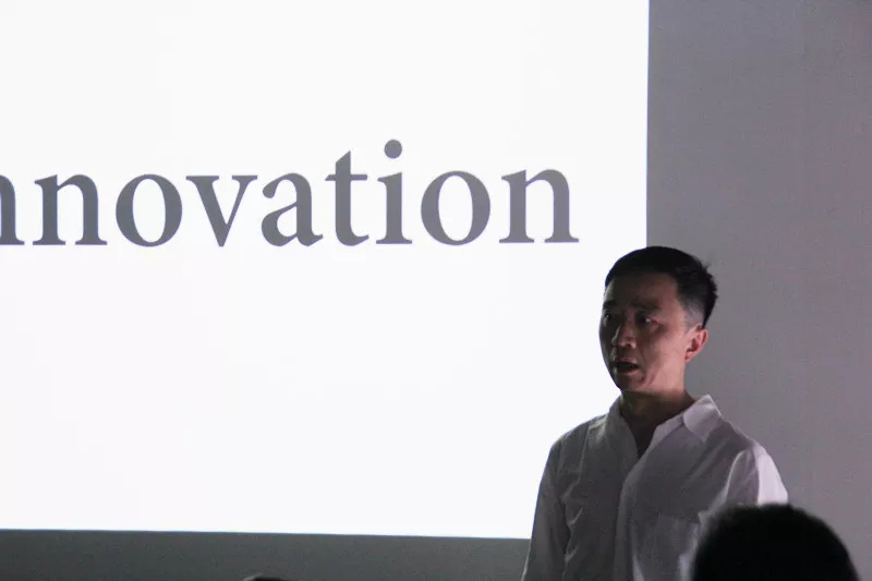 學術主持姜節泓教授用一個下午的時間和大家聊了聊關于“創新”以及“藝術策展”的話題