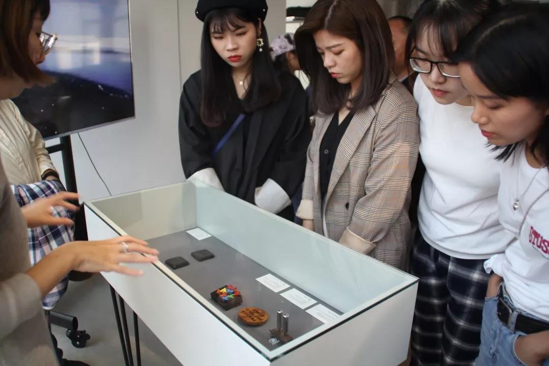 AIVA教學主管&首飾藝術家Violet在展覽現場為觀眾導覽