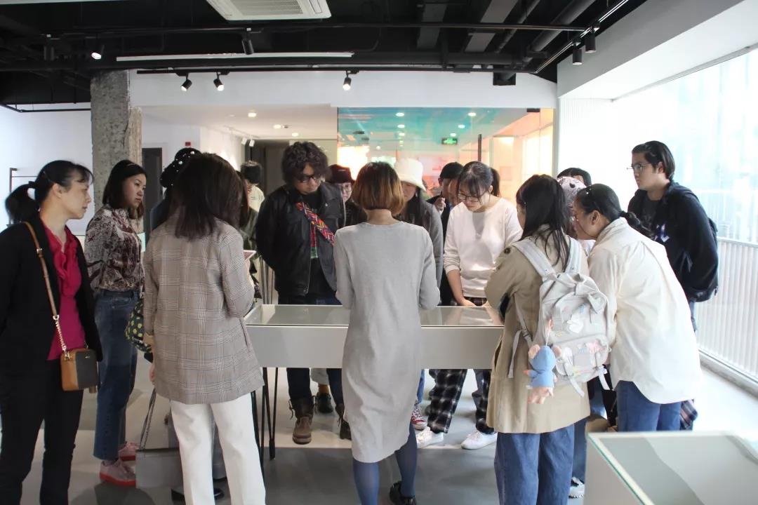 AIVA教學主管&首飾藝術家Violet在展覽現場為觀眾導覽