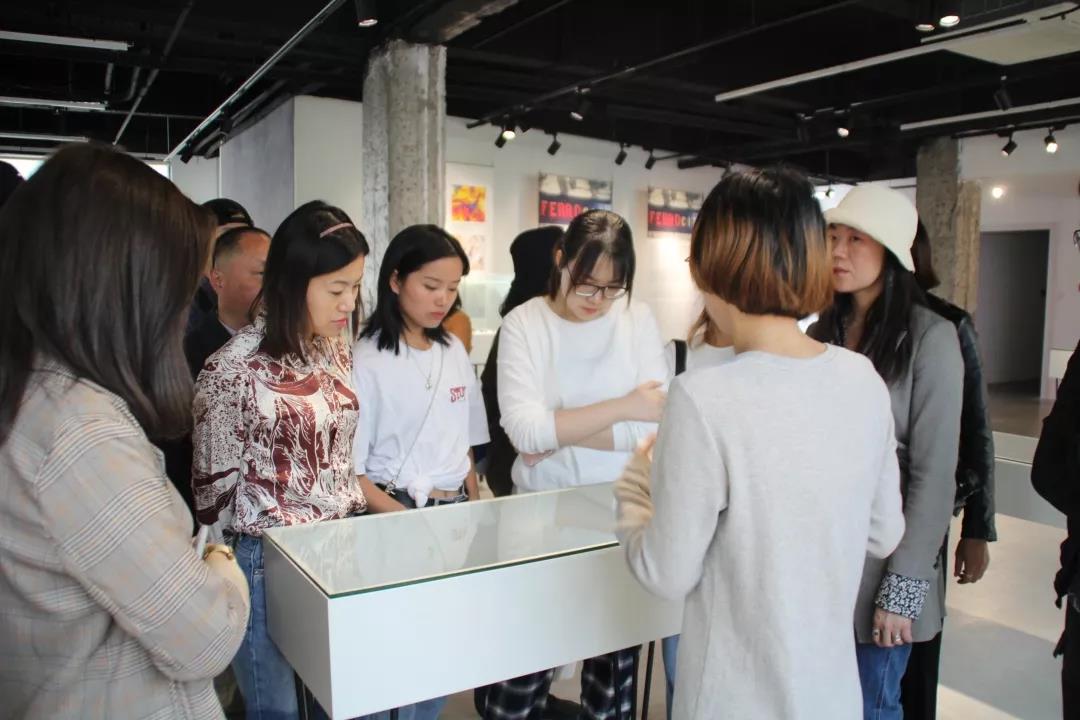 現場觀眾通過聆聽導覽