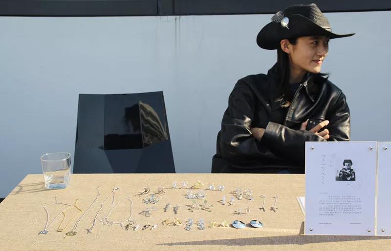 在AIVA最浪漫的頂樓天臺設立首飾、陶瓷、手作、插畫等近10個藝術攤位