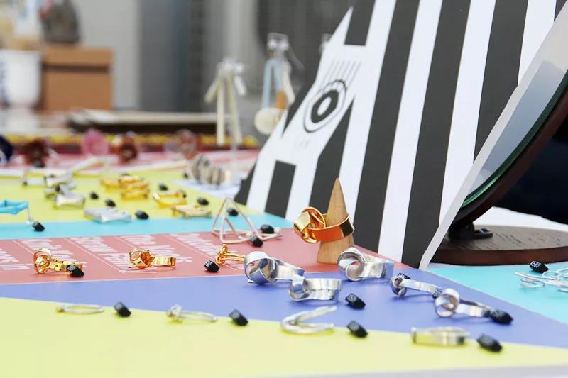 在AIVA最浪漫的頂樓天臺設立首飾、陶瓷、手作、插畫等近10個藝術攤位