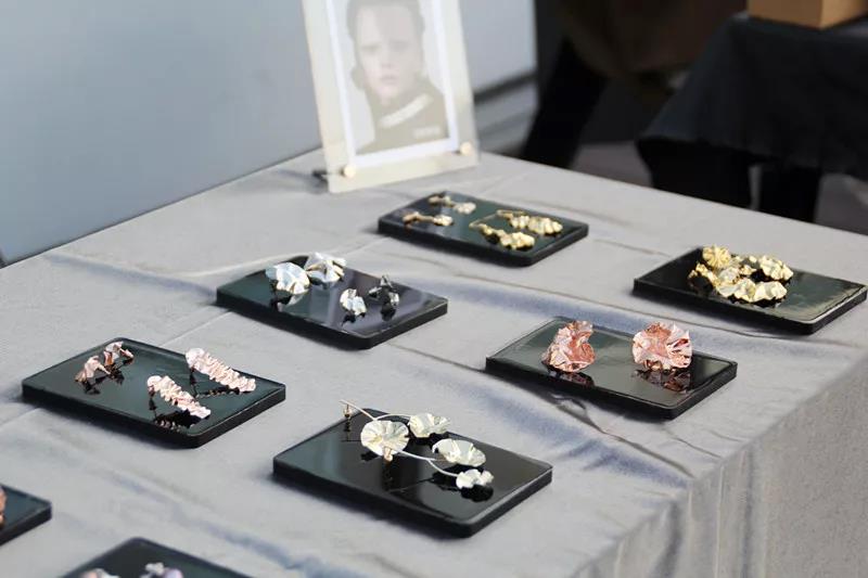 在AIVA最浪漫的頂樓天臺設立首飾、陶瓷、手作、插畫等近10個藝術攤位