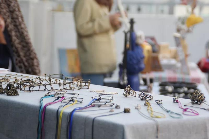 在AIVA最浪漫的頂樓天臺設立首飾、陶瓷、手作、插畫等近10個藝術攤位