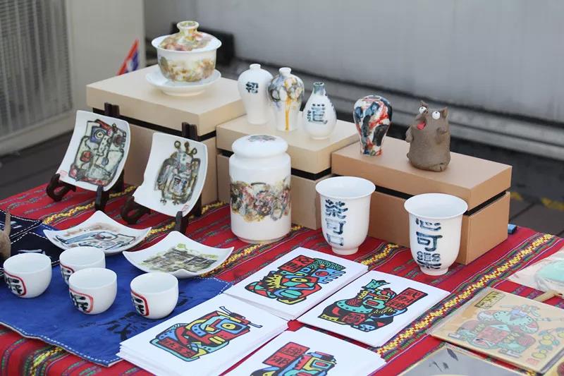 在AIVA最浪漫的頂樓天臺設立首飾、陶瓷、手作、插畫等近10個藝術攤位