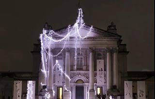 自行車、白蘭地、巨大垃圾桶......這個美術(shù)館里每年都有一棵打破想象的圣誕樹