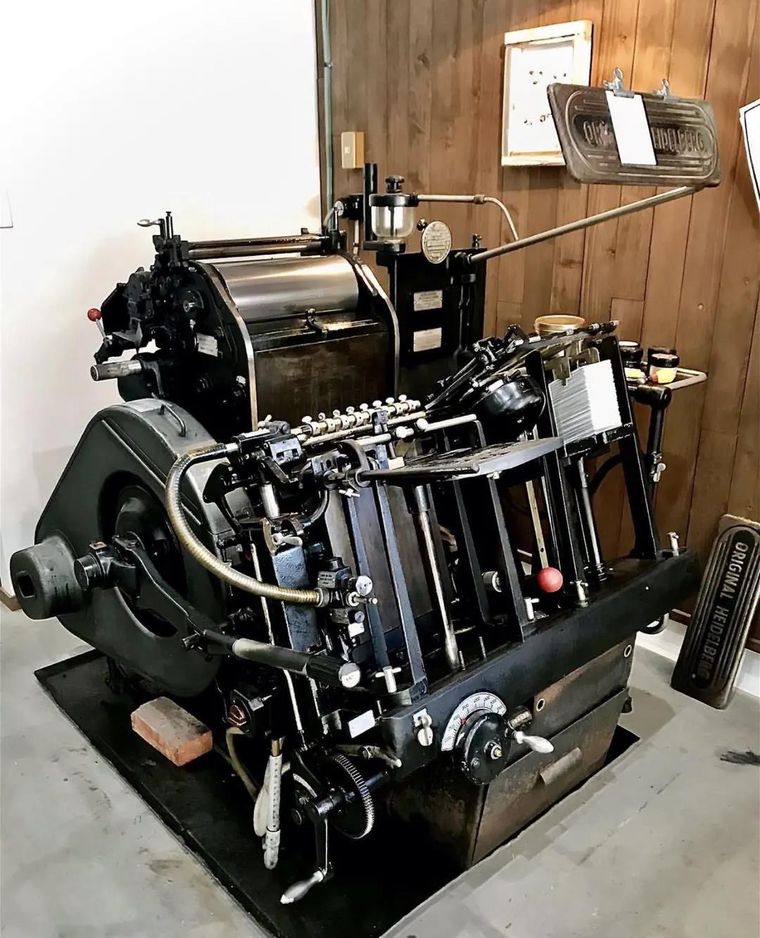 ▲這臺印刷機已經(jīng)55歲了，依舊兢兢業(yè)業(yè)的工作著 